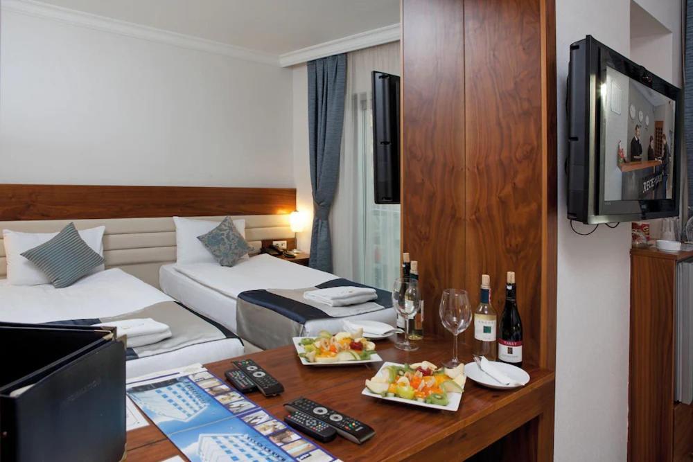 Demir Otel Bornova Bagian luar foto